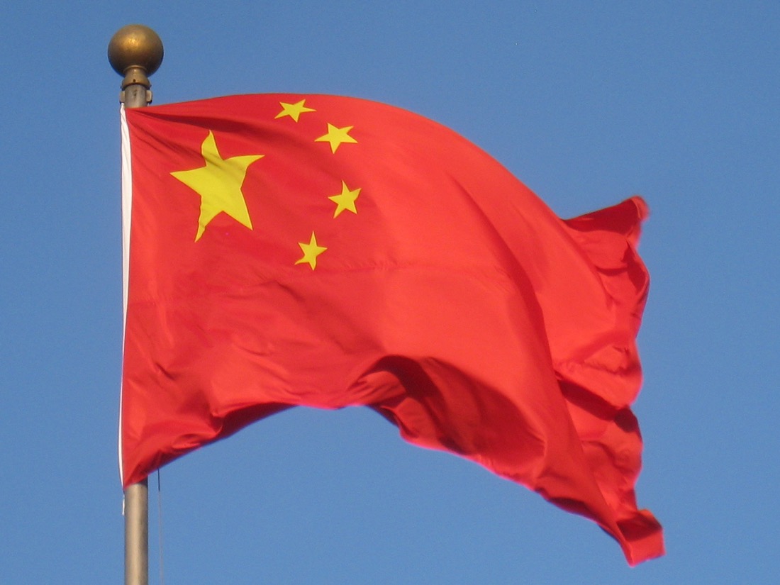 迎风飘扬的五星红旗
